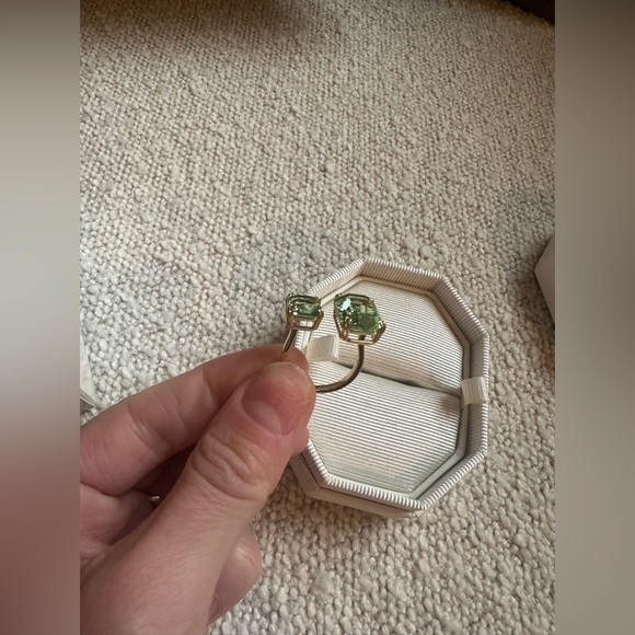 Swarovski Crystal toi et moi ring green emerald cut stones new in box never worn - Picture 3 of 10